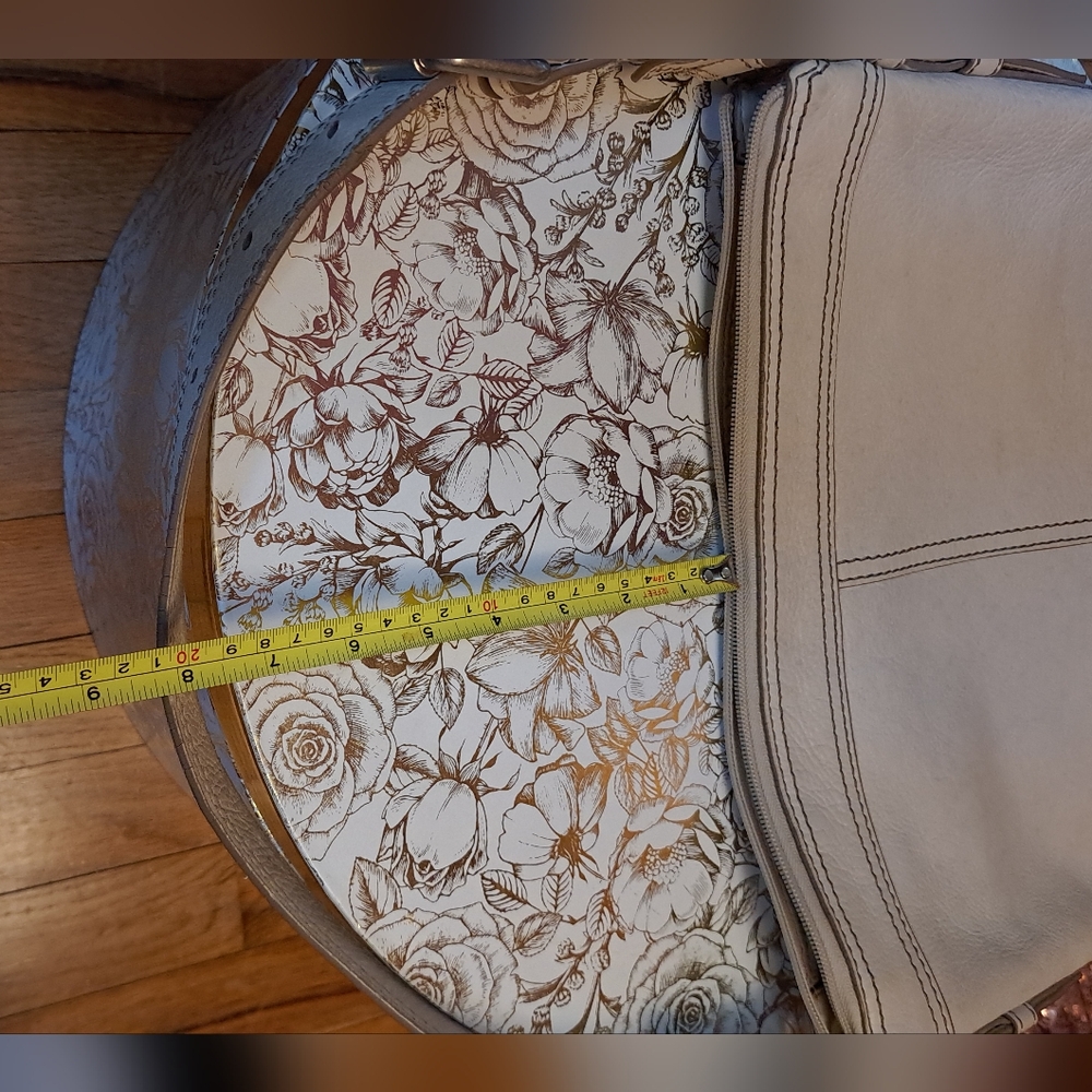 Fossil Off White Leather Shoulder Bag with Silver Hardware. - Picture 10 of 13